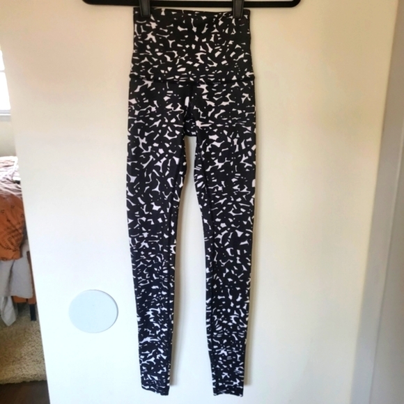 EUC Lululemon Wunder Under Tight Shadow Wrap Black White Flower Tight Legging 2 - Picture 2 of 13